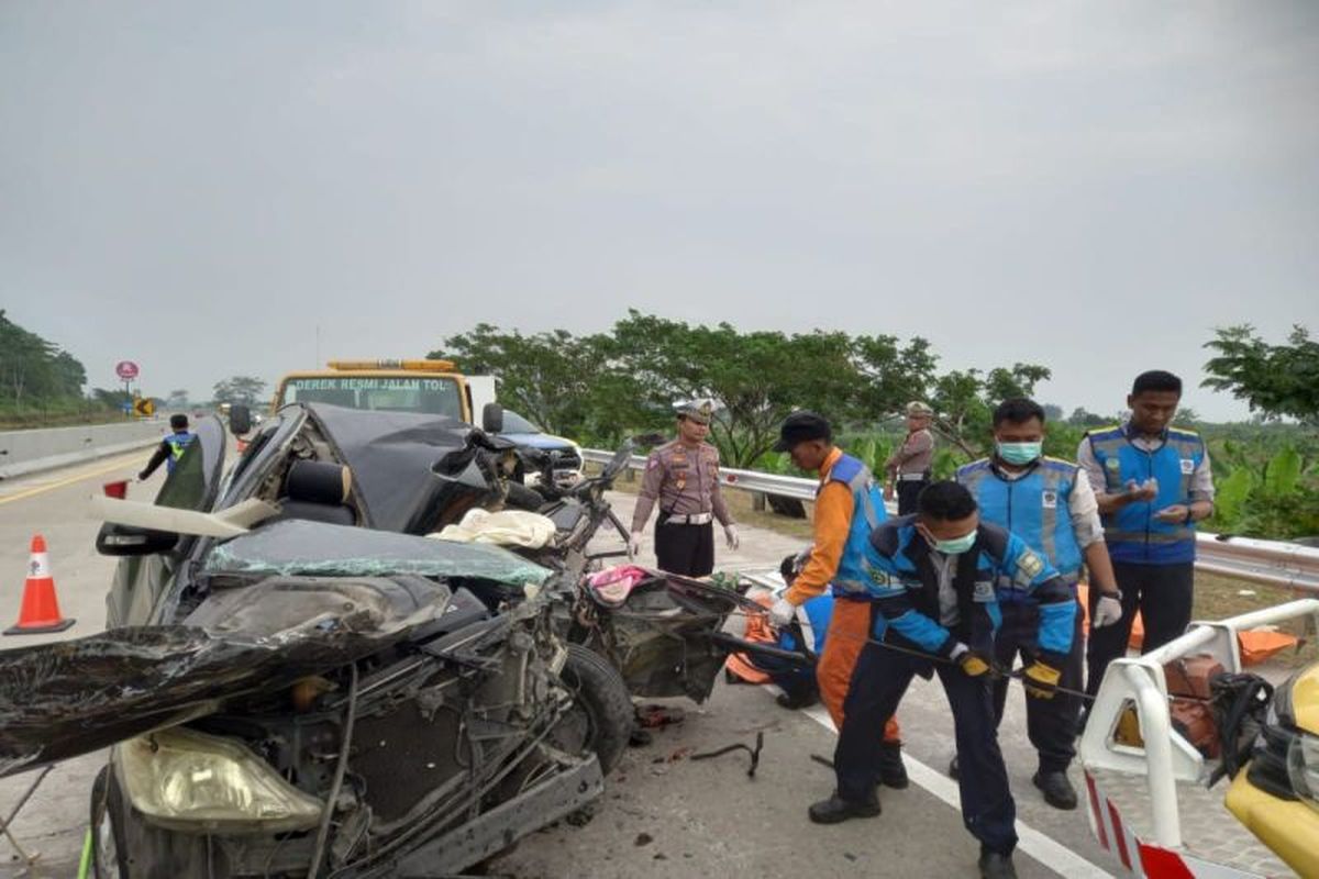 Kecelakaan lalu lintas di jalan tol sering kali menjadi perhatian utama masyarakat, terutama ketika terjadi pada jam-jam sibuk atau melibatkan kendaraan besar. Baru-baru ini, sebuah insiden tragis terjadi di Tol Batang yang melibatkan sebuah mobil Toyota Avanza yang menabrak truk. Dugaan awal menunjukkan bahwa sopir Avanza diduga mengantuk saat mengemudikan kendaraannya, yang memicu kecelakaan tersebut. Artikel ini akan membahas berbagai aspek dari insiden ini, termasuk penyebab kecelakaan, dampak yang dihasilkan, pentingnya keselamatan berkendara, dan langkah-langkah pencegahan yang dapat diambil untuk mengurangi risiko kecelakaan serupa terjadi di masa depan. 1. Penyebab Kecelakaan: Sopir Diduga Mengantuk Kecelakaan yang terjadi di Tol Batang ini mengundang berbagai spekulasi mengenai penyebab utamanya. Berdasarkan informasi awal, dugaan kuat menyebutkan bahwa sopir Toyota Avanza mengalami kondisi mengantuk saat mengemudikan kendaraannya. Mengantuk saat berkendara adalah salah satu faktor risiko yang sering diabaikan oleh banyak pengemudi. Dalam banyak kasus, kelelahan dapat mengakibatkan penurunan konsentrasi dan reaksi yang lambat, yang tentunya menjadi penyebab utama terjadinya kecelakaan. Kondisi mengantuk dapat disebabkan oleh berbagai faktor, seperti kurang tidur, perjalanan yang terlalu lama tanpa istirahat, atau bahkan efek samping dari obat-obatan tertentu. Dalam kasus ini, sangat penting untuk melakukan investigasi lebih lanjut tentang waktu tempuh sopir sebelum kecelakaan serta pola tidur yang diterapkan. Apakah sopir tersebut sudah cukup beristirahat sebelum melakukan perjalanan jauh? Apakah ada faktor lain yang memengaruhi kondisinya saat berkendara? Kecelakaan akibat mengantuk sering kali diabaikan sebagai masalah serius di jalan raya. Banyak pengemudi merasa bahwa mereka dapat mengatasi rasa kantuk dengan mengonsumsi kopi atau minuman berkafein, namun hal ini sering kali tidak cukup untuk mencegah terjadinya kecelakaan. Menurut berbagai penelitian, mengemudikan kendaraan dalam keadaan mengantuk dapat memiliki efek yang sama dengan berkendara dalam keadaan mabuk. Ini merupakan fakta yang patut dicermati, terutama bagi mereka yang sering melakukan perjalanan jauh. 2. Dampak Kecelakaan: Korban dan Kerugian Kecelakaan yang melibatkan Toyota Avanza dan truk di Tol Batang tidak hanya menimbulkan dampak pada pengemudi dan penumpang, tetapi juga pada pengguna jalan lainnya. Dalam insiden ini, kita perlu memperhatikan jumlah korban yang terlibat, baik luka ringan maupun berat, serta potensi kerugian material yang ditimbulkan akibat kecelakaan tersebut. Selain itu, efek psikologis yang dialami oleh para korban dan saksi juga menjadi hal yang perlu diperhatikan. Ketika kendaraan berkecepatan tinggi bertabrakan, konsekuensi yang ditimbulkan dapat sangat serius. Pengemudi Avanza, yang diduga mengantuk, mungkin tidak mampu mengendalikan kendaraannya dengan baik, sehingga menyebabkan tabrakan yang kuat dengan truk. Dalam situasi ini, pengemudi dan penumpang Avanza rentan mengalami cedera parah, dan bahkan dalam beberapa kasus, kehilangan nyawa. Sebaliknya, meskipun truk biasanya lebih besar dan kuat, pengemudi truk juga memiliki risiko tersendiri, terutama jika kendaraan mereka terbalik atau terguling akibat benturan. Kerugian material juga menjadi isu penting yang perlu dikaji. Kerusakan pada kendaraan yang terlibat dalam kecelakaan dapat mencapai angka yang signifikan, memerlukan biaya perbaikan yang tinggi. Selain itu, perjalanan yang terganggu akibat kecelakaan juga dapat menimbulkan kerugian ekonomi bagi perusahaan transportasi yang memiliki truk tersebut. Dalam konteks yang lebih luas, kecelakaan seperti ini dapat berdampak pada reputasi perusahaan jasa pengiriman dan menciptakan ketidakpercayaan di kalangan pengguna jasa. 3. Pentingnya Keselamatan Berkendara Kecelakaan di Tol Batang ini kembali mengingatkan kita akan pentingnya keselamatan berkendara. Keselamatan di jalan adalah tanggung jawab bersama; tidak hanya bagi pengemudi itu sendiri, tetapi juga bagi pengguna jalan lainnya. Dalam konteks ini, kesadaran akan bahaya mengemudi dalam keadaan mengantuk sangatlah penting. Pengemudi harus memahami bahwa menjaga kondisi fisik dan mental saat berkendara adalah kunci untuk mencegah kecelakaan. Pendidikan tentang keselamatan berkendara harus dimulai sejak dini. Sekolah-sekolah dan institusi pendidikan harus memberikan informasi yang cukup kepada siswa mengenai bahaya mengemudi dalam keadaan mengantuk. Selain itu, kampanye kesadaran harus dilakukan secara terus-menerus oleh pemerintah dan organisasi non-pemerintah untuk menghimbau masyarakat akan pentingnya beristirahat sebelum melakukan perjalanan jauh. Selain pendidikan, infrastruktur jalan juga memegang peranan penting dalam keselamatan berkendara. Pemasangan rambu-rambu peringatan yang jelas di jalan tol, serta penyediaan tempat istirahat yang memadai untuk pengemudi, sangat penting untuk menurunkan jumlah kecelakaan akibat mengantuk. Dengan demikian, semua pihak memiliki peran dalam menciptakan lingkungan berkendara yang lebih aman. 4. Langkah-Langkah Pencegahan Kecelakaan Setelah mengetahui penyebab dan dampak dari kecelakaan, penting untuk membahas langkah-langkah pencegahan yang dapat diambil untuk mengurangi risiko terjadinya insiden serupa di masa depan. Beberapa langkah pencegahan yang dapat dilakukan antara lain: Meningkatkan Kesadaran akan Pentingnya Istirahat: Para pengemudi harus diingatkan untuk tidak memaksakan diri mengemudikan kendaraan jika merasa lelah atau mengantuk. Istirahat secara berkala sangat dianjurkan, terutama saat melakukan perjalanan jauh. Pelatihan untuk Sopir: Perusahaan transportasi harus memberikan pelatihan keselamatan berkendara kepada sopir mereka. Pelatihan ini mencakup cara mengenali tanda-tanda kelelahan dan teknik berkendara yang aman. Penggunaan Teknologi: Teknologi modern dapat membantu mendeteksi kelelahan pengemudi. Sistem pengingat dan pemantauan kondisi pengemudi dapat dipasang pada kendaraan untuk meningkatkan keselamatan. Regulasi yang Ketat: Pemerintah dapat memberlakukan regulasi yang lebih ketat terkait jam kerja sopir, serta meningkatkan sanksi bagi pengemudi yang terlibat dalam kecelakaan akibat kelalaian. Dengan menerapkan langkah-langkah ini, diharapkan jumlah kecelakaan di jalan raya, khususnya yang disebabkan oleh kondisi mengantuk, dapat dikurangi secara signifikan.