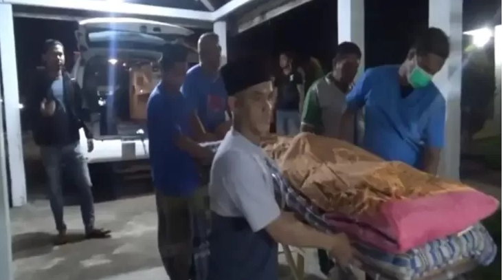 Di tengah pesatnya perkembangan industri kelapa sawit, konflik antara petani sawit sering kali muncul dan menjadi sorotan publik. Kasus penembakan yang menimpa petani sawit di Batanghari menjadi salah satu contoh nyata dari ketegangan yang terjadi di lapangan. Berbagai motif dapat dipicu oleh masalah yang berkaitan dengan panen, antara lain persaingan, konflik lahan, dan dendam pribadi. Penelitian mendalam mengenai motif dendam yang melatarbelakangi insiden ini sangat penting untuk memahami dinamika sosial yang ada di masyarakat petani sawit. Dalam artikel ini, kita akan membahas empat sub judul yang menjelaskan secara detail tentang motif dendam yang berkaitan dengan masalah panen yang memicu penembakan petani sawit di Batanghari. 1. Latar Belakang Konflik Pertanian di Batanghari Konflik di sektor pertanian, khususnya pada industri kelapa sawit, bukanlah hal baru. Batanghari, sebagai daerah yang kaya akan sumber daya alam, telah menjadi salah satu pusat penanaman kelapa sawit di Indonesia. Namun, pertumbuhan yang pesat ini sering kali tidak diimbangi dengan pengaturan yang baik. Banyak petani kecil terjebak dalam lingkaran ketidakadilan, di mana mereka harus bersaing dengan perusahaan besar yang memiliki sumber daya lebih. Salah satu penyebab utama konflik di Batanghari adalah masalah kepemilikan lahan. Banyak petani sawit yang mengklaim bahwa mereka memiliki hak atas tanah yang mereka kelola, tetapi perusahaan besar sering kali memiliki legitimasi hukum yang lebih kuat. Ketidakpuasan ini menciptakan ketegangan antara petani dan perusahaan, yang kadang-kadang berujung pada konflik fisik. Selain itu, isu-isu seperti harga jual hasil panen yang tidak stabil juga berkontribusi pada ketegangan ini. Petani merasa dirugikan ketika harga komoditas turun, sementara mereka tetap harus membayar biaya produksi yang tinggi. Dalam konteks ini, motif dendam muncul sebagai salah satu akibat dari konflik yang berkepanjangan. Petani yang merasa dizalimi atau ditindas oleh pihak lain, baik itu petani lain atau perusahaan, sering kali menyimpan perasaan amarah yang mendalam. Perasaan ini dapat memicu tindakan kekerasan ketika situasi semakin memanas. 2. Motif Dendam dalam Konteks Sosial dan Ekonomi Motif dendam dalam kasus penembakan petani sawit di Batanghari sering kali berkaitan dengan faktor sosial dan ekonomi. Banyak petani yang merasa tidak adil diperlakukan oleh sesama petani atau oleh perusahaan besar. Ketidakpuasan ini dapat berakar dari berbagai masalah, mulai dari pembagian hasil panen yang tidak merata hingga penipuan dalam transaksi jual beli hasil panen. Dari sudut pandang sosial, hubungan antar petani sangat penting. Ketika seorang petani merasa dikhianati atau dirugikan oleh rekan sejawatnya, hal ini dapat menciptakan perpecahan yang mendalam. Dendam yang terpendam ini, jika tidak ditangani dengan baik, dapat memicu tindak kekerasan. Misalnya, jika ada petani yang merasa bahwa hasil panennya dicuri atau diambil oleh petani lain tanpa persetujuan, maka rasa tidak puas ini bisa menjadi pemicu penembakan. Di sisi ekonomi, masalah pendapatan juga menjadi pemicu utama. Petani yang bergantung pada hasil panen untuk memenuhi kebutuhan sehari-hari menjadi sangat rentan. Ketika panen gagal atau hasilnya tidak sesuai harapan, akan muncul kebencian terhadap pihak-pihak yang dianggap bertanggung jawab, baik itu rekan sejawat atau pihak perusahaan. Oleh karena itu, motif dendam dalam konteks ini tidak hanya bersifat pribadi, tetapi juga berkaitan dengan kesejahteraan ekonomi dan keadilan sosial. 3. Kasus Penembakan: Analisis Penyebab dan Dampak Kasus penembakan petani sawit di Batanghari menunjukkan betapa seriusnya dampak dari motif dendam yang tidak terkelola dengan baik. Ketika konflik mencapai titik didih, penembakan menjadi solusi ekstrem yang dipilih oleh pelakunya. Penembakan ini bukan hanya merugikan korban, tetapi juga membawa dampak luas bagi komunitas petani sawit di Batanghari. Dalam menganalisis penyebab penembakan, kita harus melihat kembali ke akar permasalahan yang mendasari ketegangan. Misalnya, sering kali penembakan terjadi di tengah persaingan panen yang ketat. Dalam beberapa kasus, petani merasa terdesak untuk melakukan tindakan kekerasan demi mempertahankan hak mereka atas lahan atau hasil panen. Ketika komunikasi antara pihak-pihak yang terlibat tidak berjalan baik, jalan pintas seperti kekerasan menjadi pilihan terakhir yang dianggap "layak." Dampak dari peristiwa penembakan ini sangat luas. Tidak hanya mengakibatkan kehilangan jiwa, tetapi juga menciptakan suasana ketakutan di kalangan petani. Mereka menjadi lebih waspada dan cenderung menjauh dari komunitas lain yang sebelumnya mereka anggap sebagai rekan. Lingkungan sosial yang seharusnya mendukung satu sama lain kini menjadi penuh curiga dan ketidakpercayaan. Hal ini dapat mengganggu produktivitas dan kolaborasi antar petani, yang pada akhirnya berdampak pada pasokan dan kualitas hasil panen. 4. Upaya Penyelesaian dan Penanganan Konflik Menghadapi konflik yang disebabkan oleh motif dendam dalam pertanian, khususnya di sektor kelapa sawit, membutuhkan pendekatan yang komprehensif dan kolaboratif. Upaya penyelesaian konflik harus melibatkan semua pihak yang terlibat, mulai dari petani, perusahaan, hingga pemerintah lokal. Salah satu langkah awal yang dapat diambil adalah melakukan mediasi untuk menyelesaikan perselisihan antara pihak-pihak yang berseteru. Mediasi ini dapat membantu menciptakan ruang bagi komunikasi yang konstruktif, sehingga setiap pihak dapat menyampaikan pandangannya tanpa rasa takut akan reperkusi. Dalam banyak kasus, dialog yang terbuka dan transparan dapat mengurangi ketegangan dan membangun kepercayaan. Selain itu, edukasi tentang hak dan kewajiban petani juga sangat penting. Pemahaman yang baik tentang hukum pertanian dan hak atas lahan dapat membantu petani merasa lebih diberdayakan. Dalam konteks ini, pelatihan mengenai pengelolaan konflik juga harus diperkenalkan sebagai bagian dari program pengembangan masyarakat. Terakhir, pemerintah perlu memberikan dukungan dalam bentuk kebijakan yang adil dan transparan. Dengan mengatur kebijakan yang jelas mengenai kepemilikan lahan dan pembagian hasil panen, diharapkan ketegangan yang ada dapat diminimalisir. Kerjasama antara pemerintah dan petani dalam menciptakan sistem yang adil akan menjadi langkah penting dalam mencegah terjadinya kekerasan di masa depan.