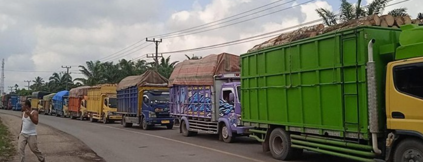 Jalan Batanghari merupakan salah satu jalur transportasi vital yang menghubungkan kawasan tambang batu bara di Indonesia dengan pusat-pusat distribusi dan kota-kota besar. Namun, belakangan ini jalan tersebut mengalami kemacetan yang parah, terutama akibat tingginya volume angkutan barang, khususnya batu bara. Untuk mengatasi masalah ini, pihak berwenang terpaksa mengambil langkah drastis dengan menghentikan operasional angkutan batu bara dari tambang. Artikel ini akan membahas berbagai aspek dari permasalahan ini, mulai dari penyebab kemacetan, dampak terhadap ekonomi, upaya penyelesaian yang diambil, hingga perspektif masyarakat dan lingkungan. 1. Penyebab Kemacetan di Jalan Batanghari Kemacetan di Jalan Batanghari bukanlah masalah baru, namun dalam beberapa bulan terakhir, situasi ini semakin memburuk. Salah satu penyebab utama adalah meningkatnya aktivitas angkutan batu bara yang melintasi jalur ini. Dalam upaya memenuhi permintaan pasar yang terus meningkat, perusahaan-perusahaan tambang memperbanyak armada truk mereka. Hal ini berujung pada penumpukan kendaraan berat di jalan, terutama pada jam-jam padat. Selain itu, kondisi infrastruktur jalan yang tidak memadai juga berkontribusi terhadap kemacetan. Meski beberapa titik telah diperbaiki, banyak bagian jalan yang masih dalam keadaan rusak. Lubang-lubang dan permukaan jalan yang tidak rata memperlambat laju kendaraan, sehingga menyebabkan antrean panjang. Dengan jumlah kendaraan berat yang terus bertambah, dampaknya semakin terasa. Cuaca juga menjadi faktor yang tidak bisa diabaikan. Hujan yang sering terjadi mengakibatkan jalan menjadi licin dan berbahaya bagi kendaraan, memaksa pengemudi untuk berkendara lebih hati-hati. Selain itu, kegiatan pembangunan infrastruktur lain di sepanjang jalur juga seringkali mengganggu kelancaran arus lalu lintas, menambah kompleksitas permasalahan yang ada. Tidak kalah penting adalah faktor sosial. Banyak pengemudi yang tidak mematuhi aturan lalu lintas, seperti melawan arus atau tidak menggunakan jalur yang ditentukan. Hal ini bukan hanya menyebabkan kemacetan, tetapi juga meningkatkan risiko kecelakaan di jalan. 2. Dampak Ekonomi dari Penghentian Angkutan Batu Bara Penghentian operasional angkutan batu bara dari tambang di Jalan Batanghari memiliki dampak yang signifikan terhadap perekonomian lokal dan nasional. Di satu sisi, keputusan ini diambil untuk meredakan kemacetan dan meningkatkan keselamatan pengguna jalan. Namun, di sisi lain, dampak ekonomi yang ditimbulkan sangat luas dan kompleks. Bagi perusahaan tambang, penghentian ini berarti kehilangan pendapatan yang cukup besar. Mereka bergantung pada angkutan batu bara untuk memenuhi kontrak dan komitmen kepada pelanggan. Akibatnya, tekanan finansial mungkin muncul, dan beberapa perusahaan mungkin harus merumahkan karyawan atau bahkan menghentikan operasional mereka. Di tingkat lokal, masyarakat yang bergantung pada aktivitas tambang juga merasakan dampaknya. Banyak keluarga yang menjalani kehidupan sehari-hari dengan pendapatan dari sektor yang terkait dengan industri batu bara, baik sebagai pekerja langsung maupun dalam sektor jasa yang mendukung. Namun, di sisi lain, penghentian ini dapat memberikan kesempatan untuk mengembangkan sektor ekonomi lain yang lebih berkelanjutan dan ramah lingkungan. Dari perspektif nasional, industri batu bara merupakan salah satu penyumbang utama pendapatan negara. Penghentian angkutan ini bisa berimplikasi pada pendapatan pajak dan devisa negara. Hal ini menimbulkan dilema bagi pemerintah, yaitu bagaimana menjaga keseimbangan antara kepentingan ekonomi dan keselamatan masyarakat. 3. Upaya Penyelesaian yang Ditempuh oleh Pihak Berwenang Menghadapi situasi yang semakin memburuk, berbagai pihak berwenang di tingkat lokal hingga nasional mulai melakukan upaya penyelesaian. Salah satu langkah yang diambil adalah melakukan evaluasi menyeluruh terhadap kondisi jalan dan kapasitas angkutan di Jalan Batanghari. Dalam evaluasi ini, pihak berwenang juga berencana untuk memperbaiki infrastruktur jalan yang sudah rusak agar dapat menampung arus lalu lintas yang lebih tinggi. Selain perbaikan fisik, pihak berwenang juga melakukan kajian terkait regulasi angkutan batu bara. Pembatasan waktu operasional truk batu bara, misalnya, bisa diterapkan untuk mengurangi kemacetan pada jam-jam sibuk. Pemerintah juga dapat mendorong penggunaan moda transportasi alternatif, seperti kereta api, untuk mengangkut batu bara dari lokasi tambang ke pusat distribusi. Keterlibatan masyarakat dalam mencari solusi juga sangat penting. Forum-forum diskusi antara pemerintah, pengusaha tambang, dan masyarakat setempat perlu diadakan untuk mendengarkan berbagai perspektif dan mencari jalan keluar yang saling menguntungkan. Edukasi mengenai pentingnya mematuhi aturan lalu lintas dan menjaga keamanan di jalan juga bermanfaat untuk mengurangi kemacetan. Selain itu, upaya untuk melakukan diversifikasi ekonomi di daerah-daerah yang bergantung pada industri batu bara dapat membantu mengurangi ketergantungan masyarakat pada sektor ini. Hal ini akan memberikan peluang baru dan menciptakan lapangan kerja yang lebih berkelanjutan. 4. Perspektif Masyarakat dan Lingkungan Masyarakat memiliki pandangan yang beragam terkait penghentian angkutan batu bara di Jalan Batanghari. Sebagian besar masyarakat mendukung langkah tersebut karena menyadari dampak negatif dari kemacetan. Mereka merasakan langsung kesulitan yang ditimbulkan, mulai dari waktu tempuh yang lebih lama hingga risiko kecelakaan yang meningkat. Namun, ada juga pihak yang merasa dirugikan oleh keputusan ini. Bagi mereka yang menggantungkan hidup pada industri batu bara, penghentian ini berarti kehilangan sumber penghasilan. Kesejahteraan mereka menjadi terganggu, dan mereka berharap ada solusi yang lebih komprehensif yang dapat mengatasi kemacetan tanpa harus menghentikan angkutan. Dari perspektif lingkungan, penghentian ini dianggap sebagai langkah positif. Industri batu bara dikenal memiliki dampak lingkungan yang cukup besar, mulai dari pencemaran udara hingga kerusakan ekosistem. Dengan mengurangi aktivitas tambang dan angkutan batu bara, diharapkan kualitas lingkungan dapat diperbaiki. Namun, perubahan ini memerlukan waktu dan dukungan dari semua pihak untuk memastikan bahwa masyarakat tetap dapat memenuhi kebutuhan ekonomi mereka tanpa merusak lingkungan.