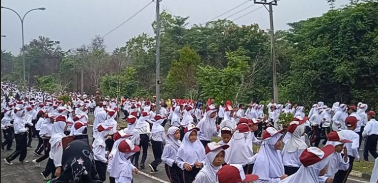 Kegiatan olahraga dan seni budaya seringkali menjadi ajang untuk memperkuat kebersamaan dan identitas suatu daerah. Di Indonesia, salah satu kegiatan yang populer dan banyak diminati adalah Poco-poco, sebuah tarian yang sering dipertunjukkan di berbagai acara kemasyarakatan, baik di tingkat lokal maupun nasional. Pada tahun ini, Pemerintah Kabupaten Batanghari berhasil mencetak rekor Museum Rekor-Dunia Indonesia (MURI) dengan jumlah peserta Poco-poco terbanyak. Prestasi ini tidak hanya menunjukkan antusiasme masyarakat Batanghari terhadap olahraga dan seni, tetapi juga memperkuat posisi daerah tersebut dalam peta kebudayaan Indonesia. Artikel ini akan membahas lebih dalam tentang pengorganisasian acara ini, makna dari pencapaian tersebut, serta dampak yang ditimbulkan bagi masyarakat Batanghari. 1. Sejarah dan Makna Poco-poco Poco-poco merupakan tarian yang berasal dari Sulawesi, yang telah menyebar ke berbagai daerah di Indonesia. Tarian ini memiliki langkah-langkah yang sederhana dan mudah diikuti, sehingga menjadikannya pilihan yang populer untuk berbagai kalangan. Selain sebagai bentuk hiburan, Poco-poco juga memiliki nilai-nilai kebersamaan dan kerukunan. Dalam setiap gerakan, terdapat makna tentang persatuan dan kekompakan, yang sangat diperlukan dalam kehidupan sosial masyarakat. Sebagai bagian dari tradisi budaya Indonesia, Poco-poco sering dipentaskan dalam berbagai kegiatan, mulai dari acara pernikahan, festival daerah, hingga kegiatan olahraga. Tarian ini menjadi simbol untuk menyatukan berbagai lapisan masyarakat, tanpa memandang usia, jenis kelamin, atau latar belakang. Oleh karena itu, menggelar acara dengan jumlah peserta yang banyak tidak hanya menjadi prestasi, tetapi juga menunjukkan bahwa Poco-poco dapat menyatukan masyarakat dalam satu irama. 2. Persiapan Acara dan Pengorganisasian Pencapaian rekor MURI oleh Pemkab Batanghari tentu tidak dapat dicapai tanpa adanya persiapan dan pengorganisasian yang matang. Proses ini dimulai jauh sebelum acara berlangsung, dengan melibatkan berbagai pihak, termasuk instansi pemerintah, komunitas lokal, hingga sekolah-sekolah. Seluruh elemen masyarakat diajak untuk berpartisipasi dalam acara ini, sehingga tercipta suasana yang meriah dan penuh semangat. Salah satu langkah awal yang diambil adalah sosialisasi kepada masyarakat tentang pentingnya kegiatan ini. Melalui berbagai media, baik cetak maupun elektronik, Pemkab Batanghari menginformasikan tentang tujuan dan manfaat dari kegiatan Poco-poco massal ini. Selain itu, pelatihan dan latihan juga dilakukan untuk memastikan bahwa seluruh peserta dapat mengikuti gerakan dengan baik. Pengorganisasian acara juga melibatkan logistik dan peralatan yang memadai. Panitia acara menyiapkan panggung, sound system, dan perlengkapan lainnya untuk mendukung keberhasilan acara. Selain itu, penentuan lokasi yang strategis dan aksesibilitas bagi masyarakat juga menjadi perhatian utama. Semua elemen ini menjadi bagian dari kesuksesan acara yang tidak hanya sekadar mencetak rekor, tetapi juga memberikan pengalaman berharga bagi peserta dan penonton. 3. Dampak Sosial dan Ekonomi bagi Masyarakat Pencapaian rekor MURI ini tidak hanya menjadi kebanggaan bagi Pemkab Batanghari, tetapi juga memberikan dampak positif bagi masyarakat setempat. Dari segi sosial, acara ini mampu mempererat hubungan antarwarga. Dalam proses persiapan dan pelaksanaan, masyarakat saling berinteraksi dan berkolaborasi, sehingga menumbuhkan rasa solidaritas dan kepedulian antar sesama. Secara ekonomi, acara ini juga berpotensi memberikan keuntungan bagi pelaku usaha lokal. Dengan banyaknya peserta dan pengunjung yang datang, peluang bagi pedagang kaki lima dan UMKM untuk memasarkan produk mereka semakin terbuka. Kegiatan ini juga dapat menarik perhatian wisatawan, sehingga berkontribusi pada peningkatan pendapatan daerah. Keberhasilan dalam mencetak rekor MURI juga memberikan kesempatan bagi Pemkab Batanghari untuk mempromosikan potensi daerah. Melalui publikasi dan liputan media, Batanghari dikenal lebih luas sebagai daerah yang kaya akan budaya dan tradisi. Hal ini dapat memberikan dampak jangka panjang bagi sektor pariwisata dan investasi di daerah tersebut. 4. Harapan dan Rencana ke Depan Setelah berhasil mencetak rekor MURI, Pemkab Batanghari memiliki harapan besar untuk menjadikan acara ini sebagai agenda tahunan. Rencana tersebut tidak hanya untuk mempertahankan rekor, tetapi juga untuk meningkatkan partisipasi masyarakat dalam kegiatan olahraga dan seni. Melalui kegiatan ini, diharapkan anak-anak muda di Batanghari akan lebih terinspirasi untuk mengenal dan mencintai budaya mereka sendiri. Selain itu, Pemkab Batanghari juga berencana untuk mengadakan pelatihan lebih lanjut mengenai tarian Poco-poco dan seni budaya lainnya. Dengan demikian, masyarakat akan memiliki pengetahuan dan keterampilan yang lebih baik, yang bisa ditularkan kepada generasi berikutnya. Harapan ini sejalan dengan upaya pemerintah dalam melestarikan budaya lokal dan meningkatkan kualitas hidup masyarakat. Pencapaian ini juga menjadi pemicu bagi daerah lain untuk melakukan kegiatan serupa, sehingga tercipta kompetisi yang sehat dalam mempromosikan budaya dan seni. Dengan demikian, Poco-poco tidak hanya menjadi sekadar tarian, tetapi juga menjadi simbol persatuan dan kebanggaan bagi masyarakat Indonesia.