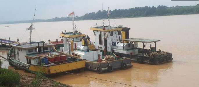 Sungai Batanghari merupakan salah satu sungai terpenting di Indonesia, khususnya di wilayah Jambi. Keberadaannya sangat vital untuk berbagai kegiatan, mulai dari transportasi hingga pemenuhan kebutuhan air. Namun, dengan meningkatnya aktivitas industri, terutama pengangkutan batubara, tantangan baru muncul dalam menjaga kelestarian sungai ini. Tongkang batubara yang melintas di Sungai Batanghari diwajibkan untuk mendapatkan izin dari Kementerian, sebagai langkah untuk memastikan bahwa kegiatan tersebut tidak merusak ekosistem sungai. Badan Wilayah Sungai Sumatera (BWSS) telah mengeluarkan pernyataan yang menegaskan pentingnya izin ini. Artikel ini akan membahas berbagai aspek mengenai kewajiban izin bagi tongkang batubara yang melintas di Sungai Batanghari, dampak lingkungan, regulasi yang ada, serta cara-cara untuk menjaga keberlanjutan ekosistem sungai. 1. Pentingnya Izin Kementerian untuk Tongkang Batubara Pentingnya izin dari Kementerian bagi tongkang batubara yang melintas di Sungai Batanghari tidak bisa dipandang remeh. Kementerian memiliki kontrol dan otoritas yang diperlukan untuk memastikan bahwa semua aktivitas di sungai ini tidak hanya menguntungkan secara ekonomi tetapi juga ramah lingkungan. Izin tersebut biasanya mencakup beberapa aspek, termasuk: Analisis Dampak Lingkungan (AMDAL): Proses ini penting untuk menilai potensi dampak negatif yang mungkin ditimbulkan oleh aktivitas pengangkutan batubara. Dengan adanya AMDAL, pihak terkait diharapkan dapat mengidentifikasi langkah-langkah mitigasi yang perlu diambil untuk mengurangi dampak tersebut. Pengawasan dan Penegakan Hukum: Setelah izin dikeluarkan, Kementerian berhak untuk melakukan pengawasan. Jika terdapat pelanggaran terhadap syarat izin, maka Kementerian dapat mengambil tindakan hukum sesuai dengan peraturan yang berlaku. Partisipasi Masyarakat: Dalam proses pengajuan izin, seringkali ada keterlibatan masyarakat. Ini penting untuk memberikan ruang bagi masyarakat untuk mengemukakan pendapat dan kekhawatiran mereka, sehingga keputusan yang diambil lebih inklusif. Kepastian Hukum: Dengan adanya izin, pihak perusahaan memiliki kepastian hukum untuk beroperasi di Sungai Batanghari. Hal ini penting untuk menarik investasi serta menghindari konflik dengan masyarakat atau pihak lainnya. Dengan demikian, izin dari Kementerian bukan hanya formalitas, tetapi merupakan langkah penting dalam memastikan keberlanjutan dan kelestarian lingkungan hidup di sekitar Sungai Batanghari. 2. Dampak Lingkungan dari Aktivitas Pengangkutan Batubara Aktivitas pengangkutan batubara melalui tongkang di Sungai Batanghari dapat memberikan dampak yang signifikan terhadap lingkungan. Beberapa dampak tersebut meliputi: Pencemaran Air: Salah satu masalah utama yang dihadapi adalah pencemaran air akibat tumpahan batubara yang bisa terjadi selama proses pengangkutan. Pencemaran ini tidak hanya mempengaruhi kualitas air, tetapi juga bisa membahayakan kehidupan biota akuatik yang ada di sungai. Perubahan Ekosistem: Kegiatan pengangkutan batubara sering kali melibatkan pengerukan dan pembangunan infrastruktur yang dapat merusak habitat alami. Ini dapat menyebabkan perubahan pada ekosistem yang ada, mengakibatkan berkurangnya keanekaragaman hayati. Erosi Tanah: Kegiatan yang dilakukan di sekitar sungai untuk mendukung operasional tongkang dapat menyebabkan erosi tanah. Hal ini dapat mempercepat sedimentasi di sungai, yang pada gilirannya mengubah aliran air dan mempengaruhi ekosistem di sekitarnya. Kualitas Hidup Masyarakat: Pencemaran dan kerusakan lingkungan juga berdampak langsung pada kehidupan masyarakat sekitar. Ketersediaan air bersih untuk keperluan sehari-hari bisa berkurang, dan masyarakat yang bergantung pada tangkapan ikan sebagai sumber mata pencaharian akan merasakan dampaknya. Oleh karena itu, sangat penting untuk melakukan evaluasi dan pengawasan yang ketat terhadap aktivitas pengangkutan batubara guna meminimalkan dampak-dampak yang merugikan ini. 3. Regulasi dan Kebijakan Terkait Pengangkutan Batubara di Sungai Batanghari Regulasi dan kebijakan yang mengatur pengangkutan batubara di Sungai Batanghari sangat penting untuk menciptakan keseimbangan antara kebutuhan ekonomi dan perlindungan lingkungan. Beberapa regulasi yang perlu diperhatikan meliputi: Peraturan Pemerintah: Pemerintah telah mengeluarkan berbagai peraturan yang mengatur pengelolaan sumber daya air dan penggunaan sungai untuk keperluan industri. Ini termasuk syarat-syarat yang harus diikuti oleh perusahaan yang melakukan aktivitas penambangan dan pengangkutan batubara. Peraturan Daerah: Setiap daerah juga biasanya memiliki peraturan khusus yang mengatur penggunaan sungai di wilayahnya. Hal ini penting untuk menyesuaikan kebijakan dengan kondisi lokal dan kebutuhan masyarakat. Standar Operasional Prosedur (SOP): Perusahaan yang terlibat dalam pengangkutan batubara juga diwajibkan untuk memiliki SOP yang jelas, termasuk langkah-langkah mitigasi yang harus diambil untuk mengurangi dampak lingkungan. Kerja Sama Antar Instansi: Keberhasilan pengawasan dan penegakan hukum sering kali bergantung pada kerja sama antar berbagai instansi pemerintah. Ini mencakup Kementerian, Dinas Lingkungan Hidup, dan instansi terkait lainnya yang memiliki tanggung jawab di bidang pengelolaan sumber daya air. Melalui regulasi dan kebijakan yang ketat, diharapkan aktivitas pengangkutan batubara di Sungai Batanghari dapat dilakukan dengan cara yang lebih bertanggung jawab. 4. Upaya Menjaga Keberlanjutan Ekosistem Sungai Batanghari Menjaga keberlanjutan ekosistem di Sungai Batanghari menjadi tanggung jawab bersama antara pemerintah, perusahaan, dan masyarakat. Beberapa upaya yang dapat dilakukan antara lain: Restore Habitat: Melakukan restorasi habitat di sekitar sungai untuk mengembalikan fungsi ekologisnya. Ini bisa meliputi penanaman pohon di pinggir sungai, pengelolaan limbah, dan lainnya. Edukasi Masyarakat: Memberikan edukasi kepada masyarakat mengenai pentingnya menjaga kebersihan sungai dan dampak negatif dari pencemaran. Kesadaran masyarakat dapat sangat membantu dalam menjaga kelestarian sungai. Teknologi Ramah Lingkungan: Mengadopsi teknologi ramah lingkungan dalam proses pengangkutan batubara, seperti penggunaan alat pengangkut yang lebih efisien dan minim pencemaran. Pengawasan Berkelanjutan: Melaksanakan pengawasan secara terus-menerus terhadap aktivitas di sungai, dengan melibatkan masyarakat untuk melaporkan pelanggaran yang terjadi. Dengan melakukan berbagai upaya ini, diharapkan keberlanjutan ekosistem di Sungai Batanghari dapat terjaga, sehingga kegiatan ekonomi dapat berjalan tanpa merusak lingkungan.