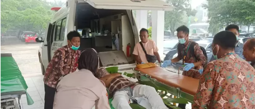 Kasus penambangan minyak mentah ilegal di kawasan Tahura Batanghari semakin memprihatinkan. Aktivitas ini tidak hanya merugikan lingkungan, tetapi juga dapat menyebabkan bencana yang tidak terduga. Baru-baru ini, sebuah insiden kebakaran mengguncang lokasi tersebut, menambah deretan masalah yang dihadapi akibat praktik penambangan ilegal ini. Dengan meningkatnya permintaan terhadap sumber energi fosil, dampak lingkungan dari penambangan ilegal semakin terasa. Artikel ini akan membahas lebih dalam mengenai kebakaran yang melibatkan tiga penambang minyak mentah ilegal, penyebab kebakarannya, dampaknya terhadap lingkungan dan masyarakat, serta upaya penanganan yang bisa dilakukan oleh pihak berwenang. 1. Kronologi Kebakaran di Tahura Batanghari Kebakaran yang melanda Tahura Batanghari tidak terjadi secara tiba-tiba. Sebelum kebakaran terjadi, laporan tentang aktivitas penambangan ilegal di kawasan tersebut sudah banyak beredar. Penambang liar sering kali mengabaikan keselamatan kerja dan perlindungan lingkungan, sehingga risiko kebakaran meningkat. Pada tanggal tertentu, sebuah insiden kebakaran besar terjadi ketika salah satu dari tiga penambang minyak mentah ilegal terkena percikan api akibat proses pengolahan yang tidak tepat. Penyebab Kebakaran Proses penambangan minyak mentah ilegal sering kali dilakukan dengan cara yang sangat berbahaya. Penambang menggunakan alat-alat yang tidak standar dan kadang-kadang mengabaikan faktor keselamatan. Dalam insiden ini, percikan api dari alat pemanas yang digunakan penambang kemungkinan besar mengakibatkan kebakaran. Selain itu, akumulasi gas dari proses penambangan yang tidak terkelola dengan baik juga bisa menjadi pemicu. Respons Awal Setelah kebakaran terjadi, warga sekitar dan petugas pemadam kebakaran berusaha menanggulangi api. Namun, akses ke lokasi kebakaran sangat sulit karena berada di dalam hutan yang lebat. Ini menunjukkan betapa berbahayanya aktivitas penambangan ilegal yang dilakukan di kawasan hutan lindung. Dalam beberapa jam, api berhasil dipadamkan, tetapi kerusakan yang ditimbulkan sudah cukup besar. 2. Dampak Lingkungan dari Penambangan Ilegal Kebakaran yang melibatkan penambang minyak mentah ilegal di Tahura Batanghari membawa dampak negatif yang signifikan terhadap lingkungan. Berbagai elemen ekosistem hutan terancam oleh aktivitas penambangan dan kebakaran tersebut. Kerusakan Habitat Hutan adalah rumah bagi berbagai spesies flora dan fauna. Kebakaran yang terjadi tidak hanya menghancurkan vegetasi, tetapi juga mengganggu habitat satwa liar. Beberapa hewan yang terpaksa melarikan diri dari kobaran api berisiko tinggi untuk terjebak dalam aktivitas manusia atau predator lain. Polusi Tanah dan Air Minyak mentah yang tumpah selama proses penambangan ilegal dapat mencemari tanah dan sumber air di sekitarnya. Hal ini bisa mempengaruhi kualitas air minum masyarakat dan juga lingkungan sekitar. Kontaminasi ini dapat menyebabkan penyakit bagi hewan dan manusia, serta mengganggu ekosistem yang ada. Perubahan Iklim Dengan penebangan pohon yang tidak terkendali dan kebakaran hutan, emisi karbon dioksida meningkat, berkontribusi pada perubahan iklim. Aktivitas penambangan ilegal ini berkontribusi terhadap pemanasan global, yang merupakan masalah serius bagi seluruh planet. 3. Upaya Penanganan oleh Pihak Berwenang Menanggapi insiden kebakaran yang melibatkan penambang minyak mentah ilegal, pihak berwenang mulai mengambil langkah-langkah untuk mengatasi masalah ini. Meskipun tantangan besar tetap ada, berbagai upaya dilakukan untuk mencegah terulangnya kejadian serupa di masa mendatang. Penegakan Hukum Salah satu langkah yang diambil adalah penegakan hukum yang lebih ketat terhadap aktivitas penambangan ilegal. Pihak kepolisian dan dinas terkait melakukan razia rutin untuk menangkap pelaku penambangan ilegal. Penegakan hukum yang tegas diharapkan dapat memberikan efek jera bagi para pelanggar. Edukasi dan Sosialisasi Pentingnya edukasi kepada masyarakat sekitar mengenai dampak negatif dari penambangan ilegal juga menjadi fokus. Program sosialisasi dilakukan agar masyarakat memahami risiko yang dihadapi serta pentingnya menjaga lingkungan. Dengan memberikan pemahaman, diharapkan masyarakat tidak terjerumus dalam praktik penambangan ilegal. Rehabilitasi Lingkungan Setelah kebakaran, upaya rehabilitasi lingkungan juga diperlukan. Pihak berwenang bekerja sama dengan organisasi non-pemerintah (NGO) untuk melakukan penanaman kembali pohon dan pengembalian habitat bagi satwa liar. Rehabilitasi ini menjadi langkah penting untuk memperbaiki ekosistem yang rusak akibat kebakaran dan penambangan ilegal. 4. Peran Masyarakat dalam Memerangi Penambangan Ilegal Masyarakat memiliki peran sangat penting dalam upaya memerangi penambangan ilegal. Kesadaran dan partisipasi aktif mereka dapat membantu mengurangi praktik-praktik yang merusak lingkungan ini. Partisipasi dalam Pengawasan Masyarakat dapat berperan aktif dalam pengawasan terhadap aktivitas penambangan di wilayah mereka. Dengan melaporkan tindakan yang mencurigakan kepada pihak berwenang, mereka dapat membantu dalam penegakan hukum. Memperkuat Kearifan Lokal Masyarakat lokal yang memiliki pengetahuan dan kearifan tentang pentingnya menjaga lingkungan dapat menjadi pelopor dalam upaya konservasi. Melalui penguatan komunitas, mereka bisa lebih aktif dalam menjaga hutan dan sumber daya alam. Kolaborasi dengan Pihak Berwenang Masyarakat dapat menjalin kerja sama dengan pihak berwenang dalam program-program yang bertujuan untuk menjaga lingkungan. Dengan kolaborasi ini, diharapkan upaya penanganan penambangan ilegal dapat lebih efektif dan berkelanjutan.