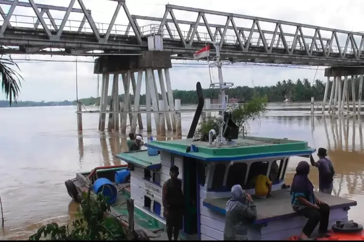 Dalam beberapa tahun terakhir, Batanghari, sebuah kabupaten di Provinsi Jambi, Indonesia, menjadi sorotan publik terkait berbagai insiden kecelakaan laut dan pengangkutan barang. Salah satu peristiwa terkini yang menarik perhatian adalah tindakan warga Batanghari yang berani menahan kapal yang menabrak jembatan Tembesi. Jembatan ini bukan hanya merupakan infrastruktur vital bagi mobilitas masyarakat, tetapi juga menjadi simbol kemajuan daerah tersebut. Peristiwa ini bukan hanya sekadar insiden kecelakaan, melainkan juga mencerminkan kepedulian masyarakat terhadap keamanan dan keselamatan bagi pengguna jalan. Dalam artikel ini, kita akan membahas lebih dalam mengenai tindakan warga, faktor-faktor penyebab insiden, dampak bagi masyarakat, serta langkah-langkah yang diambil untuk mencegah kejadian serupa di masa mendatang. 1. Kronologi Kejadian Kejadian penabrakan kapal terhadap jembatan Tembesi terjadi pada tanggal yang tidak dilupakan oleh masyarakat setempat. Pagi itu, suasana di sekitar jembatan tampak normal, hingga tiba-tiba sebuah kapal pengangkut barang dengan muatan berat meluncur tanpa kendali dan menabrak bagian struktur jembatan. Suara dentuman keras terdengar, dan sementara itu, para pengguna jembatan yang sedang melintas merasa panik dan berlarian menyelamatkan diri. Setelah tabrakan, keadaan semakin kacau. Warga yang mengetahui kejadian tersebut langsung berinisiatif untuk mengecek kondisi jembatan dan melihat kerusakan yang terjadi. Dalam waktu singkat, banyak warga yang berkumpul di lokasi kejadian dan memastikan keselamatan pengguna jembatan lainnya. Munculnya kesadaran kolektif di antara warga Batanghari menjadi kunci utama dalam tindakan penahanan kapal tersebut. Kapal yang terlibat dalam insiden tersebut berusaha melarikan diri, namun warga tidak tinggal diam. Mereka segera berkoordinasi dan membuat barikade menggunakan berbagai alat, termasuk kayu dan ban bekas. Tindakan berani ini menunjukkan betapa besar kepedulian warga terhadap jembatan yang merupakan akses utama bagi banyak orang. Dalam situasi yang cukup tegang, warga berhasil menahan kapal tersebut hingga pihak berwenang datang untuk mengambil tindakan lebih lanjut. 2. Penyebab Insiden Penabrakan Setelah kejadian tersebut, banyak yang bertanya-tanya mengenai penyebab utama penabrakan kapal terhadap jembatan Tembesi. Beberapa faktor bisa menjadi penyebab utama, mulai dari kondisi cuaca hingga kelalaian pengemudi kapal. Penelitian lebih lanjut mengungkapkan bahwa faktor cuaca pada hari itu cukup mendukung, dengan visibilitas yang baik, sehingga kemungkinan buruknya cuaca dapat dikesampingkan. Salah satu faktor terbesar yang diduga menyebabkan insiden ini adalah kurangnya pengawasan terhadap navigasi kapal. Banyak kapal yang beroperasi di perairan tersebut tidak memiliki izin yang jelas dan tidak terdaftar secara resmi. Hal ini mengakibatkan pengemudi kapal tidak memiliki pemahaman yang memadai mengenai rute yang aman, sehingga berisiko mengakibatkan kecelakaan. Selain itu, kualitas infrastruktur pelabuhan dan pelayaran juga patut diperhatikan. Pengelolaan yang kurang optimal terhadap pelabuhan dan jalur pelayaran dapat memperburuk situasi. Beberapa pihak juga mencatat bahwa ada kecenderungan meningkatnya aktivitas pengiriman barang tanpa memperhatikan aspek keselamatan. Hasilnya, insiden ini dapat dianggap sebagai peringatan bagi semua pihak terkait untuk meningkatkan pengawasan dan manajemen lalu lintas laut. 3. Dampak Terhadap Masyarakat Dampak dari insiden penabrakan kapal ini sangat luas dan beragam. Tidak hanya dari segi fisik, tetapi juga psikologis bagi masyarakat dan pengguna jembatan. Kerusakan pada jembatan Tembesi membuat akses transportasi terganggu, yang berdampak pada kegiatan ekonomi sehari-hari. Banyak warga yang mengandalkan jembatan ini untuk pergi ke tempat kerja, sekolah, maupun berbelanja. Ketidaknyamanan ini tentu menjadi beban tersendiri bagi masyarakat setempat. Selain itu, insiden ini juga menimbulkan rasa tidak aman bagi warga yang sering melintasi jembatan. Trauma psikologis dapat muncul akibat situasi tersebut, dengan munculnya ketakutan akan kemungkinan kecelakaan serupa di masa mendatang. Oleh karena itu, penting bagi pemerintah setempat untuk melakukan langkah-langkah rehabilitasi tidak hanya untuk infrastruktur, tetapi juga untuk membantu masyarakat pulih dari trauma. Insiden ini juga menyiratkan perlunya peningkatan kesadaran keselamatan di kalangan pengemudi kapal dan pengguna jembatan. Dengan adanya edukasi yang lebih baik mengenai keselamatan transportasi, diharapkan insiden serupa dapat diminimalkan. Melalui program-program sosialisasi dan pelatihan, masyarakat akan lebih peka terhadap pentingnya keselamatan serta tanggung jawab masing-masing dalam menjaga infrastruktur publik. 4. Langkah-Langkah Preventif di Masa Depan Setelah peristiwa penabrakan kapal ini, tentunya menjadi tanggung jawab semua pihak untuk mencegah kejadian serupa di masa mendatang. Langkah-langkah preventif yang perlu diambil termasuk peningkatan pengawasan terhadap kapal yang beroperasi di perairan sekitar Batanghari. Pengelolaan yang lebih baik terhadap navigasi laut menjadi sangat penting, termasuk pelatihan wajib bagi pengemudi kapal mengenai rute aman dan teknik navigasi yang tepat. Pemerintah juga perlu melakukan evaluasi secara berkala terhadap infrastruktur jembatan dan pelabuhan. Dengan perawatan yang baik, diharapkan infrastruktur dapat bertahan lebih lama dan lebih aman untuk digunakan. Selain itu, kampanye keselamatan kepada masyarakat, baik pengguna jembatan maupun pelayaran, harus dilaksanakan secara konsisten. Kerja sama antara pemerintah dan masyarakat juga sangat penting. Masyarakat harus dilibatkan dalam proses pengawasan dan pelaporan jika ada aktivitas mencurigakan yang bisa membahayakan keselamatan. Dengan adanya sistem informasi yang baik, masyarakat dapat saling berbagi informasi dan mendukung satu sama lain dalam menjaga keamanan di wilayah mereka.