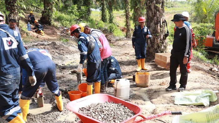 Kegiatan eksplorasi dan eksploitasi sumber daya alam, terutama minyak, di Indonesia sering kali menghadapi tantangan serius akibat praktik ilegal yang merugikan negara dan lingkungan. Baru-baru ini, tim gabungan yang terdiri dari berbagai instansi pemerintah berhasil menutup 30 sumur minyak ilegal di Kabupaten Batanghari, Provinsi Jambi. Tindakan ini tidak hanya bertujuan untuk menanggulangi kerugian ekonomi yang ditimbulkan oleh aktivitas ilegal tersebut, tetapi juga untuk menjaga kelestarian lingkungan dan mendukung keberlanjutan sumber daya alam di Indonesia. Artikel ini akan membahas secara mendalam mengenai latar belakang penutupan sumur ilegal, dampak dari kegiatan ilegal ini, proses penutupan yang dilakukan, serta langkah-langkah ke depan untuk mencegah praktik serupa. I. Latar Belakang Penutupan Sumur Minyak Ilegal Penutupan sumur minyak ilegal di Batanghari tidak muncul tiba-tiba. Kegiatan pengeboran dan pengambilan minyak secara ilegal telah berlangsung selama bertahun-tahun, menciptakan masalah serius bagi pemerintah dan masyarakat. Banyak oknum yang mengambil keuntungan dari sumber daya alam tanpa izin, merusak ekosistem lokal, dan mengabaikan keselamatan kerja. Praktik ini juga memengaruhi pendapatan negara, mengingat sebagian besar sumur ilegal tidak membayar pajak atau kontribusi keuangan lainnya. Dalam konteks ini, penutupan sumur minyak ilegal oleh tim gabungan adalah langkah penting untuk menunjukkan komitmen pemerintah dalam menegakkan hukum dan melindungi sumber daya alam. Proses penutupan ini melibatkan koordinasi antara berbagai instansi, termasuk Kementerian Energi dan Sumber Daya Mineral, Badan Pengawasan Keuangan dan Pembangunan, serta aparat kepolisian. Kesuksesan operasi ini mencerminkan efektivitas kolaborasi antar lembaga dalam menanggulangi masalah yang kompleks. Dampak dari kegiatan ilegal ini juga sangat luas. Selain kerugian ekonomi, praktik ini dapat menyebabkan pencemaran lingkungan yang parah. Tumpahan minyak dapat merusak habitat hewan dan tumbuhan serta mencemari sumber air. Akibatnya, masyarakat lokal yang bergantung pada sumber daya alam ini untuk hidup terancam. Penutupan sumur ilegal adalah langkah krusial untuk meminimalisir dampak negatif ini serta mengembalikan kepercayaan masyarakat terhadap pengelolaan sumber daya alam yang bertanggung jawab. II. Proses Penutupan Sumur Minyak Ilegal Tim gabungan yang bertugas menutup sumur minyak ilegal melakukan berbagai tahapan untuk memastikan bahwa proses ini berjalan lancar dan efektif. Pertama, dilakukan survei lokasi untuk mengidentifikasi sumur-sumur yang beroperasi tanpa izin. Tim ini dibekali dengan data dan informasi mengenai lokasi serta pemilik sumur yang terlibat. Setelah identifikasi selesai, tim melanjutkan ke tahap berikutnya dengan melakukan pendekatan persuasif kepada pemilik sumur. Satu aspek penting dalam proses ini adalah upaya untuk menyosialisasikan bahaya dan risiko dari kegiatan pengeboran ilegal. Tim gabungan tidak hanya menutup sumur, tetapi juga memberikan edukasi kepada masyarakat tentang pentingnya menjaga lingkungan dan mematuhi hukum terkait eksploitasi sumber daya alam. Sebab, sering kali, masyarakat lokal terlibat dalam praktik ilegal ini karena kurangnya pemahaman tentang regulasi dan dampak yang ditimbulkan. Setelah melalui tahap sosialisasi, tim melaksanakan penutupan sumur dengan cara yang aman dan terencana. Mereka menggunakan peralatan khusus untuk menutup sumur dan mencegah kebocoran minyak. Proses ini dilakukan oleh para ahli yang telah berpengalaman dalam menangani situasi serupa, sehingga risiko pencemaran lingkungan dapat diminimalisir. Dalam operasi ini, beberapa oknum yang terlibat dalam kegiatan ilegal juga ditangkap dan diproses secara hukum. III. Dampak Penutupan Terhadap Masyarakat dan Lingkungan Penutupan 30 sumur minyak ilegal di Batanghari tentunya membawa dampak signifikan bagi masyarakat dan lingkungan. Dari sisi masyarakat, ada kemungkinan terjadinya kehilangan pendapatan bagi individu atau kelompok yang sebelumnya terlibat dalam pengeboran minyak ilegal. Namun, penting untuk memahami bahwa kegiatan ilegal ini tidak berkelanjutan dan dapat menimbulkan risiko yang lebih besar bagi kehidupan masyarakat dalam jangka panjang. Dari perspektif lingkungan, penutupan sumur ilegal adalah langkah positif menuju pemulihan ekosistem. Dengan berkurangnya jumlah sumur yang beroperasi secara ilegal, risiko pencemaran tanah dan air dapat dikurangi. Hal ini juga memberikan kesempatan bagi pemerintah dan organisasi lingkungan untuk melakukan rehabilitasi kawasan yang sebelumnya terkena dampak. Program-program pemulihan lingkungan dapat dilaksanakan untuk mengembalikan kualitas tanah, air, dan keanekaragaman hayati di kawasan tersebut. Selain itu, tindakan penutupan ini juga memberikan sinyal positif kepada investor bahwa pemerintah serius dalam menegakkan hukum dan melindungi sumber daya alam. Keberanian untuk menangkap dan menghukum pihak yang terlibat dalam kegiatan ilegal dapat meningkatkan kepercayaan publik dan mendorong investasi yang lebih bertanggung jawab. IV. Langkah-Langkah Ke Depan Meskipun penutupan sumur minyak ilegal di Batanghari merupakan langkah penting, namun itu bukanlah akhir dari masalah. Penting bagi pemerintah untuk terus melakukan pengawasan dan penegakan hukum agar praktik ilegal tidak terjadi lagi di masa mendatang. Salah satu langkah yang bisa diambil adalah dengan meningkatkan pelatihan dan sosialisasi kepada masyarakat mengenai pentingnya mematuhi regulasi dan menjaga lingkungan. Pemerintah juga perlu menggandeng berbagai pihak, termasuk LSM dan komunitas lokal, untuk bekerja sama dalam memonitor potensi kegiatan ilegal. Melibatkan masyarakat dalam pengelolaan sumber daya alam dapat menciptakan rasa kepemilikan dan tanggung jawab. Dengan demikian, masyarakat akan lebih sadar akan dampak jangka panjang dari kegiatan ilegal. Selanjutnya, perbaikan regulasi dan prosedur perizinan juga harus dilakukan agar proses eksploitasi minyak dapat dilakukan secara legal dan berkelanjutan. Hal ini termasuk mempercepat proses perizinan bagi perusahaan yang ingin berinvestasi di bidang minyak dengan memenuhi semua syarat dan ketentuan yang berlaku. Dengan cara ini, diharapkan praktik ilegal dapat diminimalisir dan keadilan bagi semua pihak dapat tercapai.