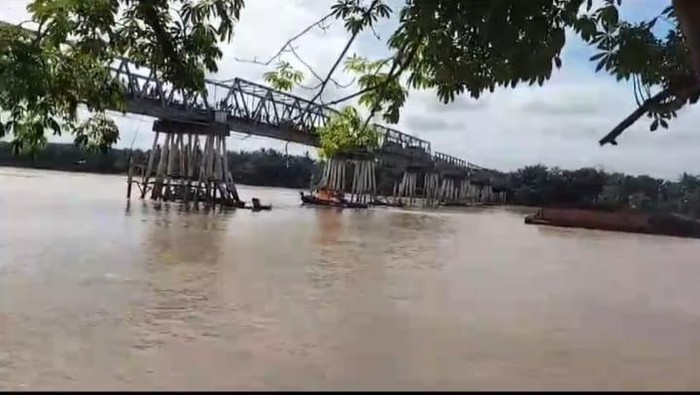 Kapal Tagboat Penarik Tongkang Batu Bara Dibakar Warga Batanghari